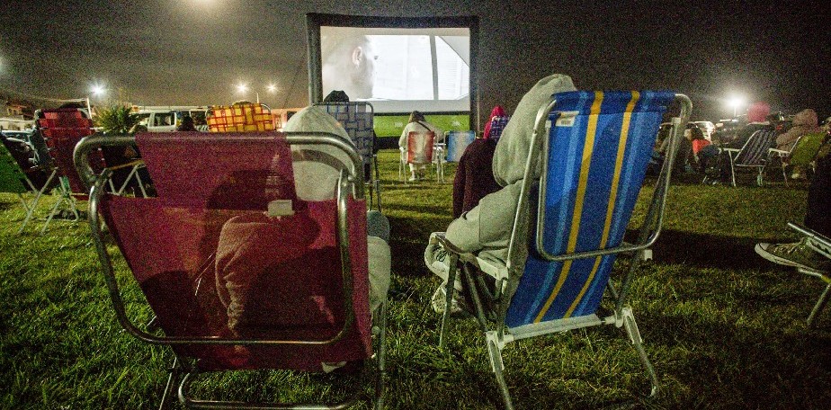 Cine en reposera para disfrutar en el Balneario El Cndor